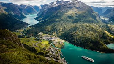 noorwegen_vestland_nordfjord_loen-sky-lift_kabelbaan_uitzicht_fjord_cruiseschip_getty-1141970686