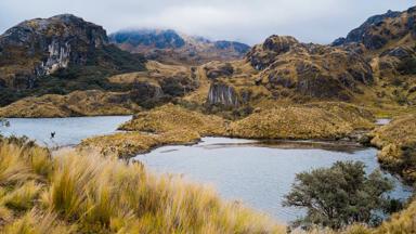 ecuador_azuay_cuenca_nationaal-park-el-cajas_meer_berg_rots_shutterstock