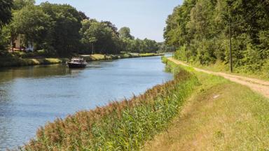 belgie_antwerpen_herentals_kanaal_fietspad_bootje_shutterstock_342596546