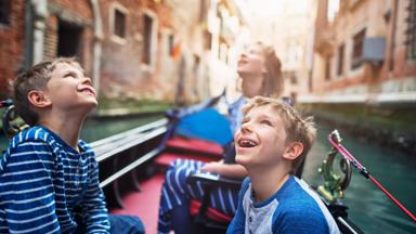 italie_venetie_gondel_gracht_kinderen_lach_boot_omhoog-kijken_getty