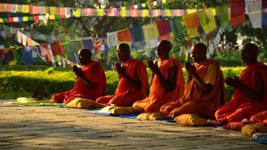 nepal_lumbini-lumbini_monniken_gebed_gebedsvlaggen_w