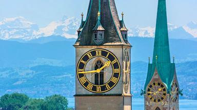 zwitserland_zurich_zurich_sintpeterskerk_toren_uitzicht_shutterstock-1429834241