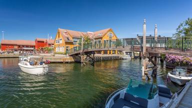 noorwegen_agder_kristiansand_haven_boot_brug_shutterstock_551179855