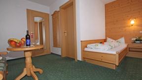 Oostenrijk_Tirol_Berwang_Hotel-Thaneller_eenpersoonskamer_a