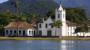 brazilie_costa-verde_paraty_kerk_water_palmbomen_gebergte_b