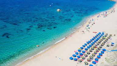 camping_italie_sardinie_aglientu_camping-village-baia-blu-la-tortuga_bovenaanzicht-strand