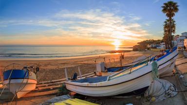portugal_algarve_albufeira_praia-dos-pescadores_vissersboot_strand_zee_zonsondergang_shutterstock_396427462