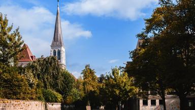 zwitserland_neuchatel_la-chaux-de-fonds_kerk_straat_shutterstock_1260186175