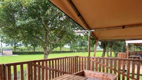 denemarken_jutland_fredericia_dancamps-trelde-naes_safaritent-4persoons_terras