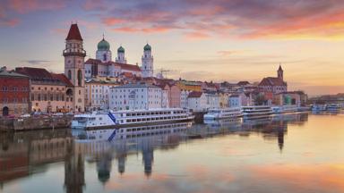 duitsland_beieren_passau_rivier_cruise_schip_kade_zonsondergang_shutterstock_401257288