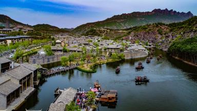 china_gubei_uitzicht_rivier_stadsmuur_bootjes_a