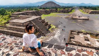 mexico_teotihuacan-pyramids_pyramide_vrouw_getty