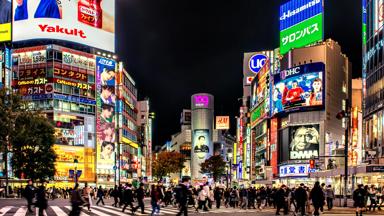 japan_honshu_kanto_tokyo_shibuya_shibuya-crossing_zebrapad_mensen_avond_verlichte-straten_reclameborden_getty
