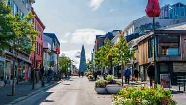 ijsland_reykjavik_straat_kerk_mensen_winkels_pixabay