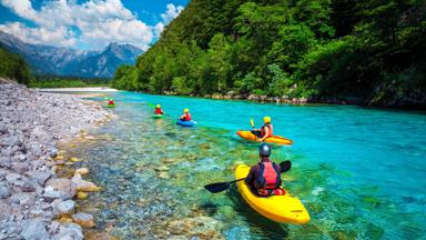 slovenie_bovec_triglav-national-park_raften_kayak_mensen_shutterstock