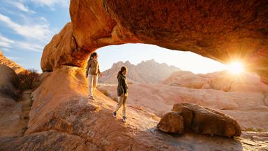 namibie_damaraland_spitzkoppe_groepsreis-namibie_rotsvorming_zon_vrouw_shutterstock