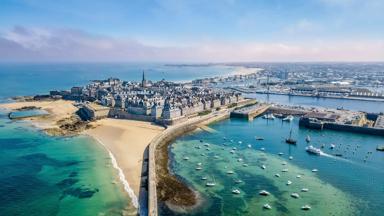 frankrijk_bretagne_saint-malo_vesting_zee_bootjes_shutterstock_680368285