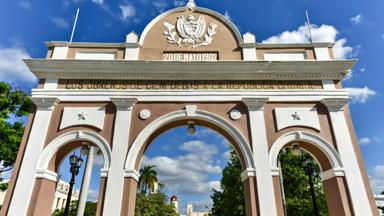 cuba_cienfuegos_josi-marti-park_arco-de-triunfo_arch-of-triumph_shutterstock_614424689