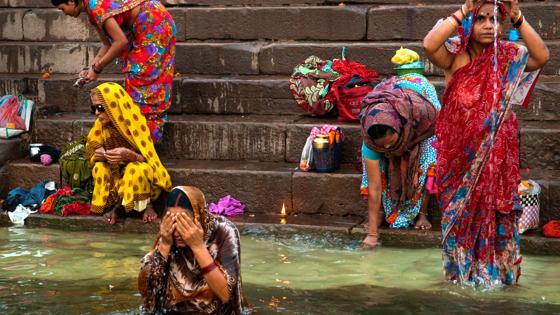 india_varanasi_ganges_baden_wassen-vrouwen_sfeerbeeld_o