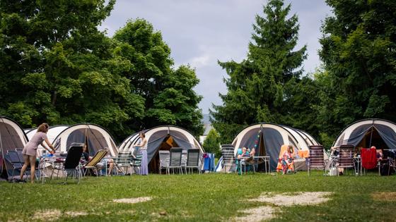camping_slovenie_julische_alpen_camping_radovljica_buffel_outdoor_kampement_tenten_rij2_copyright_floris_heuer