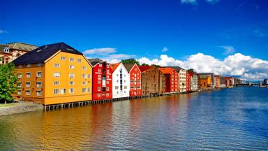 noorwegen_trondelag_trondheim_nidar_rivier_huizen_water_rijtjeshuis_huizenrij_getty