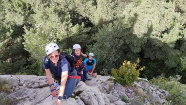 hotel_spanje_pyreneeen_prullans_cerdanya ecoresort_via ferrata_familie aan rots_hotel