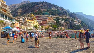 italie_campanie_positano_amalfikust_haven_strand_bergen_gekleurde-huizen_boten_mensen_adobestock.jpg