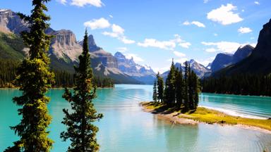 canada_alberta_jasper-national-park_maligne-lake_meer_overzicht_eilandje_gebergte_b