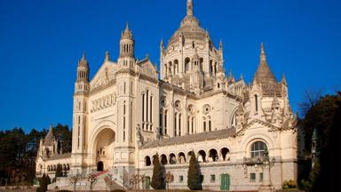 frankrijk_normandie_lisieux_basiliek_saint-therese_zomer_getty