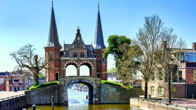 nederland_friesland_sneek_waterpoort_toren_gracht_GettyImages-1146250463