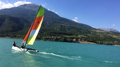 Frankrijk-Haute-Provence-Lac-de-Serre-Poncon-Prunieres-Camping-Sunelia-la-Presquile-watersport (3)