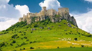 slowakije_spis_spissky-hrad_kasteel_heuvel_ruine_getty-173911025
