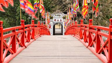 vietnam_hanoi_ngoc-son-temple_huc-brug_rood_vlaggen_shutterstock.jpg