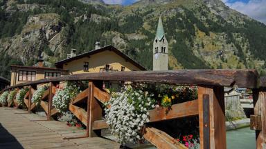 italie_valle-d'aosta_gressoney-saint-jean_brug_bloemen_kerk_bergen_shutterstock_1929698960