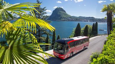 Zwitserland_treinreizen_Grand Train_ Bus BerninaExpress_rijdend door bergen_h