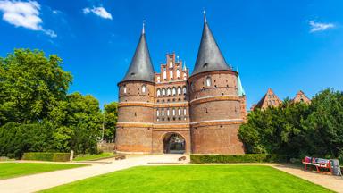 duitsland_noord-duitsland_lubeck_luebeck_holstentor_close-up_zomer_pad_gras_bankje_getty