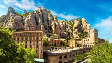 spanje_catalonie_monistrol_santa-maria-de-montserrat_klooster_berg_rotsen_shutterstock_628801775