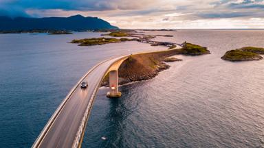 noorwegen_more-og-romsdal_atlantic-road_weg_eilandjes_water_route_GettyImages-1176591476