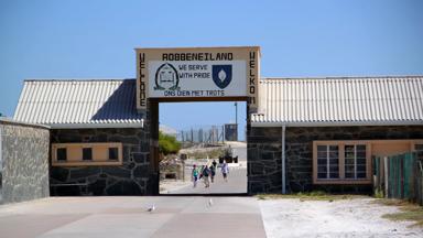 zuid-afrika_west-kaap_kaapstad_robbeneiland_bord_ingang_mensen_getty