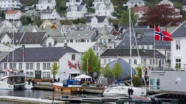 noorwegen_vest-agder_farsund_haven_vlag_huizen_boten_steiger_getty-815221302