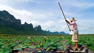 thailand_sam-roi-yod-national-park_boot_man_lotusbloemen_meer__b