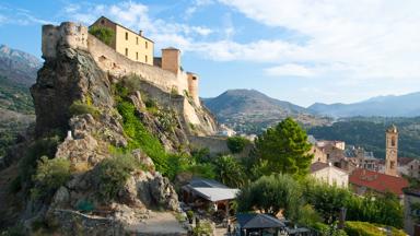 frankrijk_corsica_corte_beeldbank-kampeerreizen