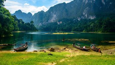 thailand_surat-thani_khao-sok-national-park_cheow-lan-lake_bootjes_krijtrotsen_persoon_shutterstock