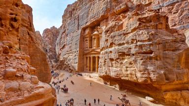 jordanie_petra_schatkamer vanaf zijkant_b.jpg