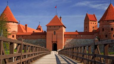 polen_baltische-staten_litouwen_trakai_kasteel_brug_reling_ingang_poort_toren_getty