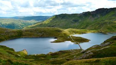 wales_snowdonia-national-park_meer_gebergte_wandelpad