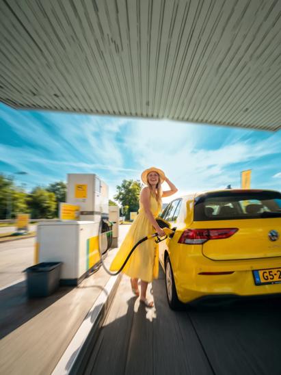 Vrouw in zonnige zomerjurk tanken