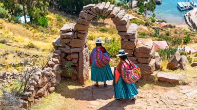 peru_puno_titicaca-meer_taquile-eiland_vrouwen_traditioneel_shutterstock_1821846245
