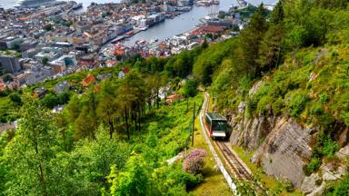 noorwegen_westland_bergen_floibanen_uitzicht_trein_GettyImages-184577660