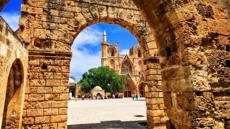 cyprus_turks-deel-eiland_famagusta_lala-mustafa-pasha-moskee_oude-stadsdeel_steen_blauwe-lucht_shutterstock